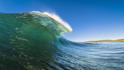 powerful-bright-green-ocean-wave-barrelling-on-a-shallow-reef-on-a-clear-day